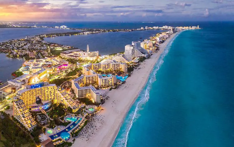 Vista aérea da Zona Hoteleira de Cancún ao entardecer