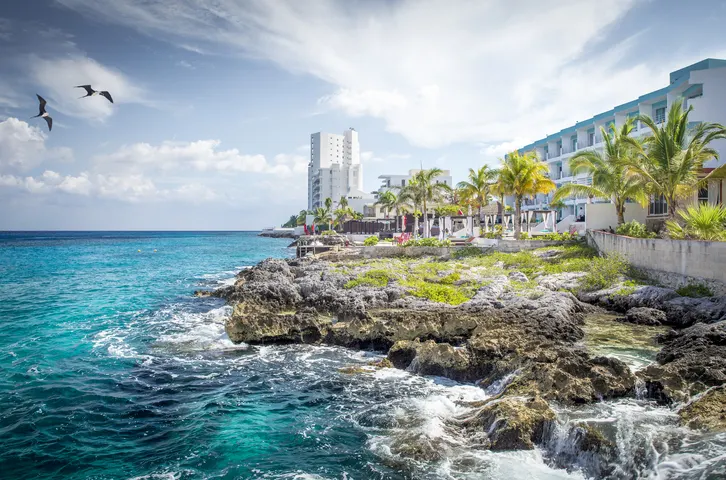Costa rochosa e o mar cristalino de Cozumel, no Caribe Mexicano