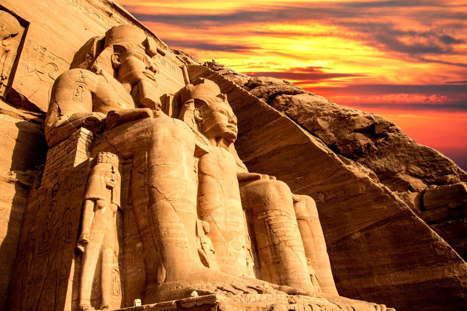 Templo de Abu Simbel tallado en la roca, al atardecer