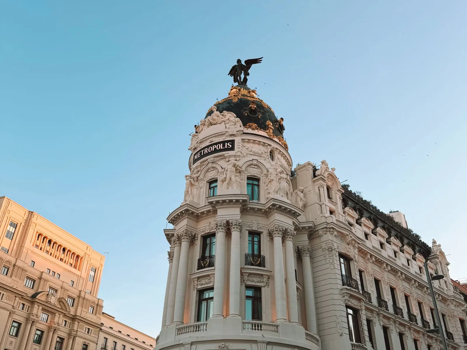 Madri, Edificio Metropolis na Gran Vía ao entardecer