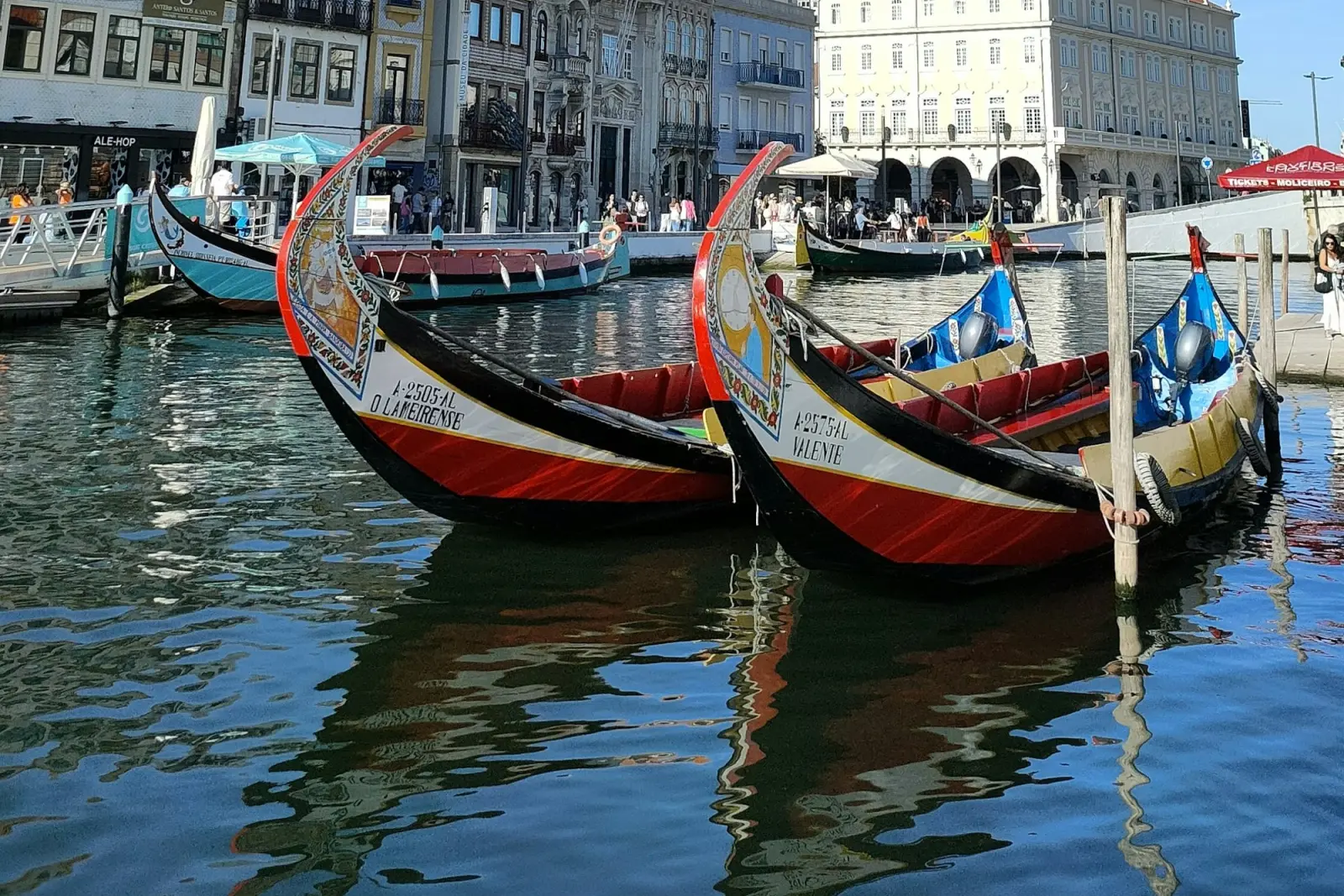 Moliceiros coloridos no canal de Aveiro, Portugal