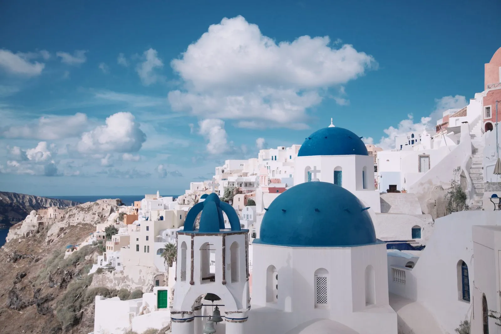Santorini: cúpulas azuis sobre o Egeu
