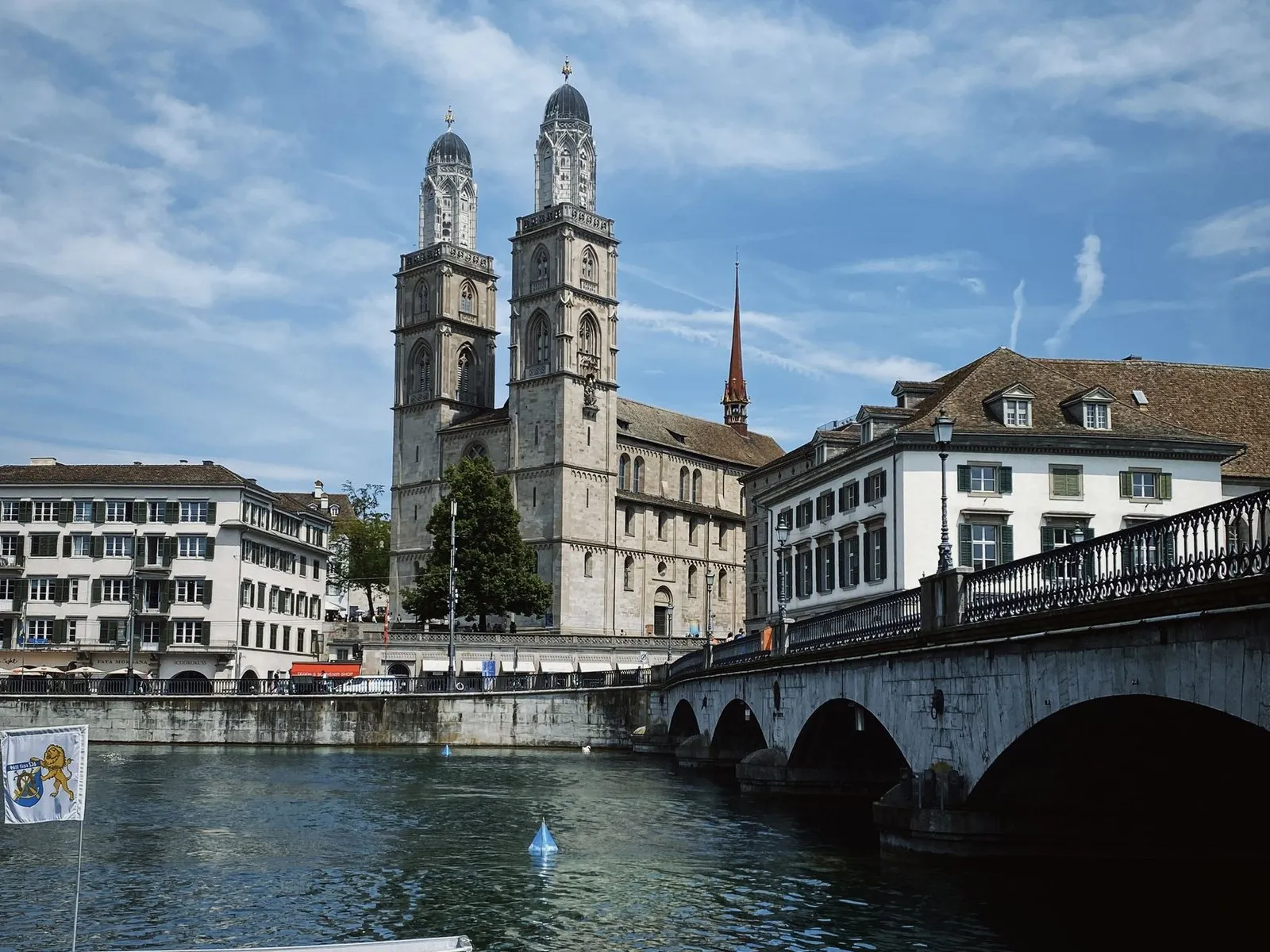 Zurique ao entardecer, rio Limmat e as torres do Grossmünster